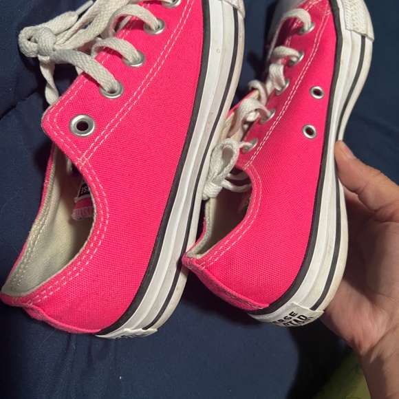 Women’s size 6 men’s size 4 hot pink converse shoes gently used - Picture 4 of 5
